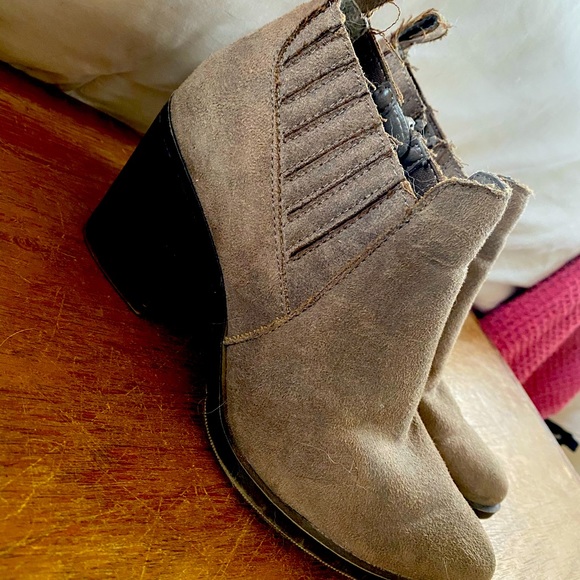 Size 6 booties - Picture 2 of 2